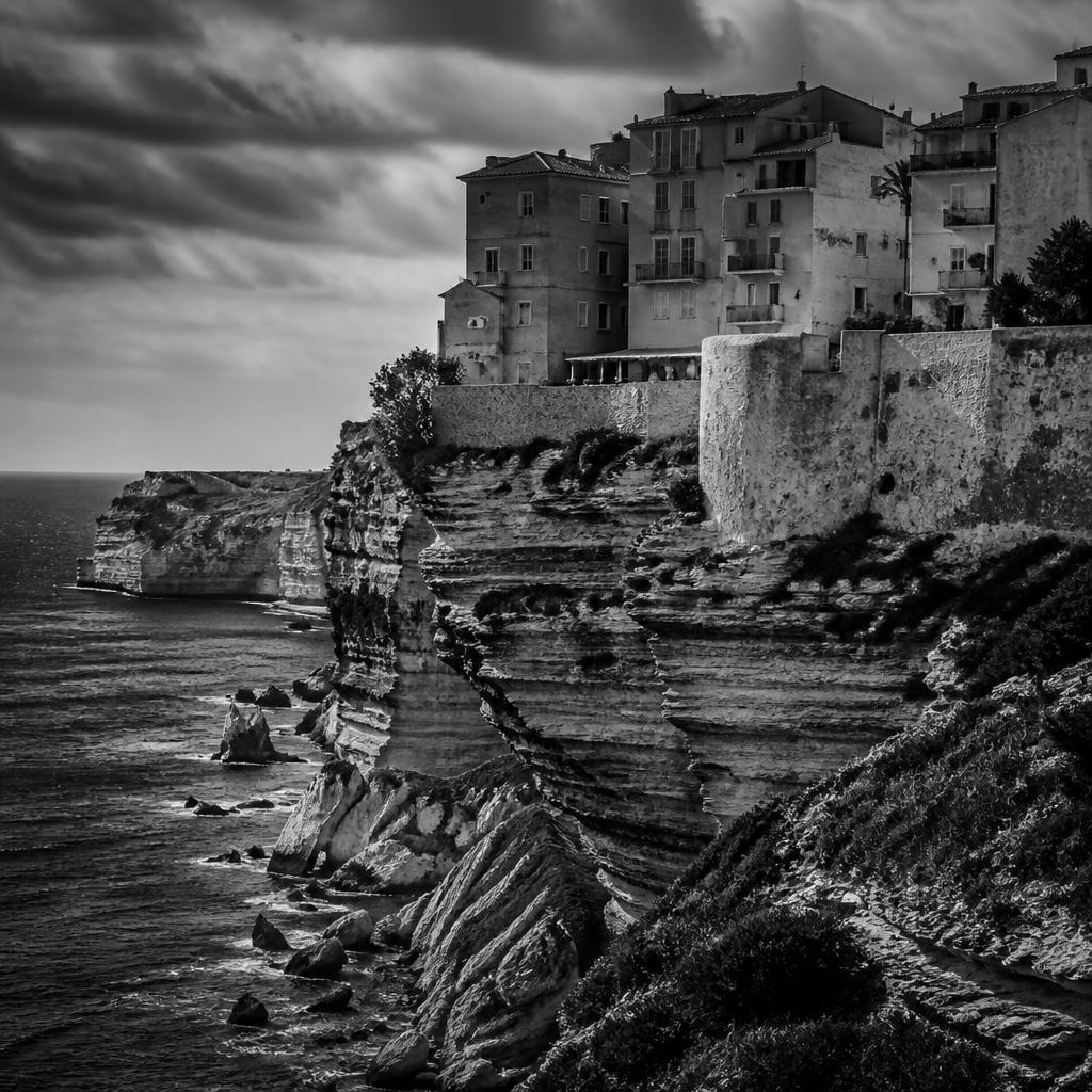 Falaises et vieille ville de Bonifacio en noir et blanc